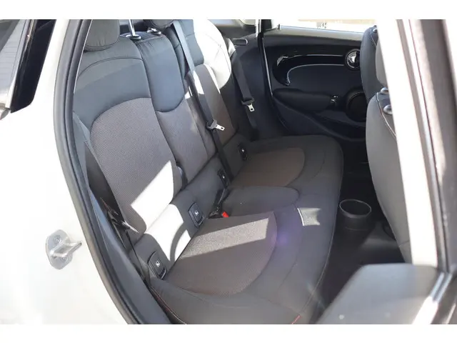 MINI 5-Deurs 1.5 Cooper Classic 2024 Benzine 8