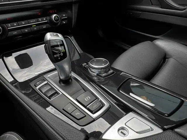 BMW 5 Serie Touring 520i High Executive 2015 Benzine 6