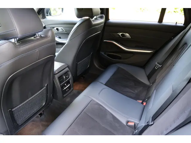 BMW 3 Serie Touring 320i Executive 2022 Benzine 26