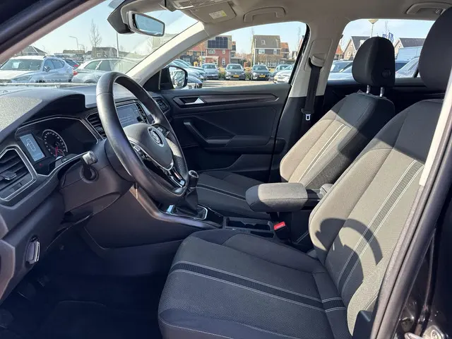 Volkswagen T-Roc 3
