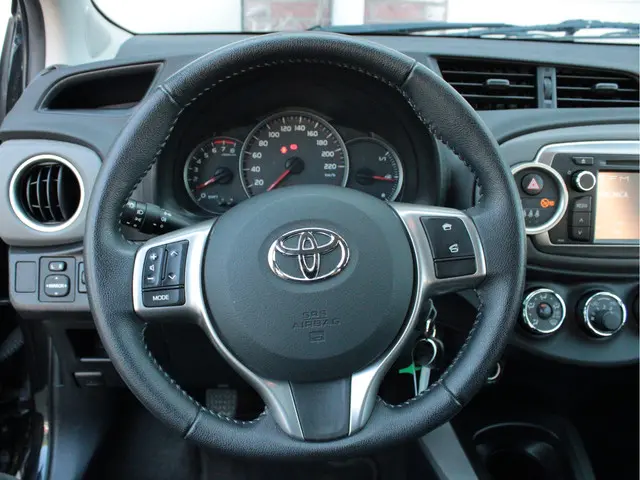 Toyota Yaris 1.0 VVT-i Aspiration 2014 Benzine 14