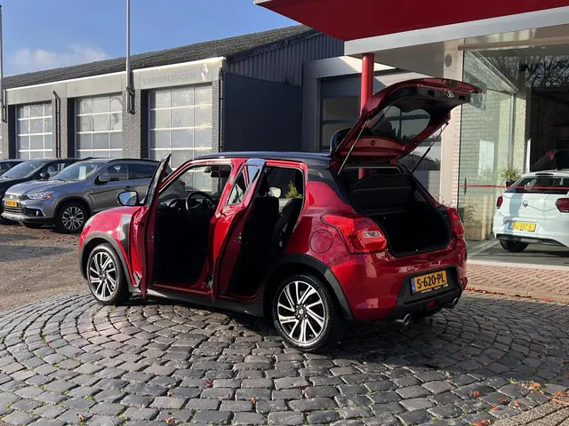 Suzuki Swift 1.2 SportLine Smart Hybrid 2023 Benzine 26