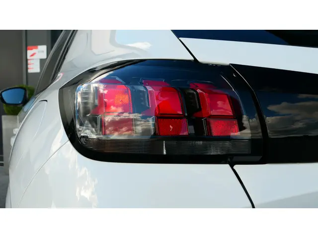 Peugeot 208 1.2 PureTech Blue Lease Active 2022 Benzine 22