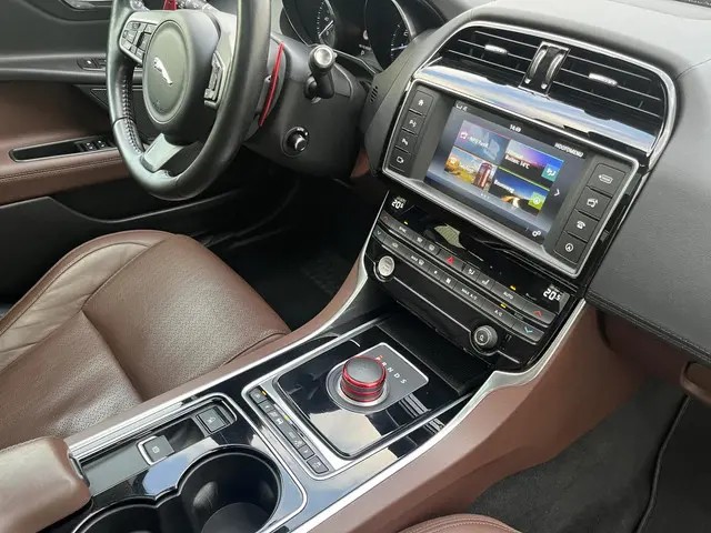 Jaguar XE 2.0 Portfolio 2015 Benzine 64