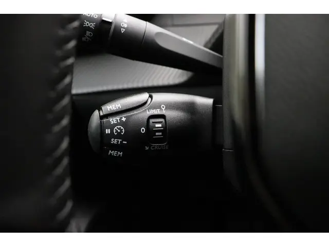 Peugeot 2008 1.2 Allure 2024 Benzine 27