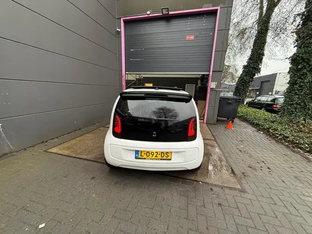 Volkswagen up! 1.0 high up! Pano/Lmv/Clima/Leer 2015 Benzine 3