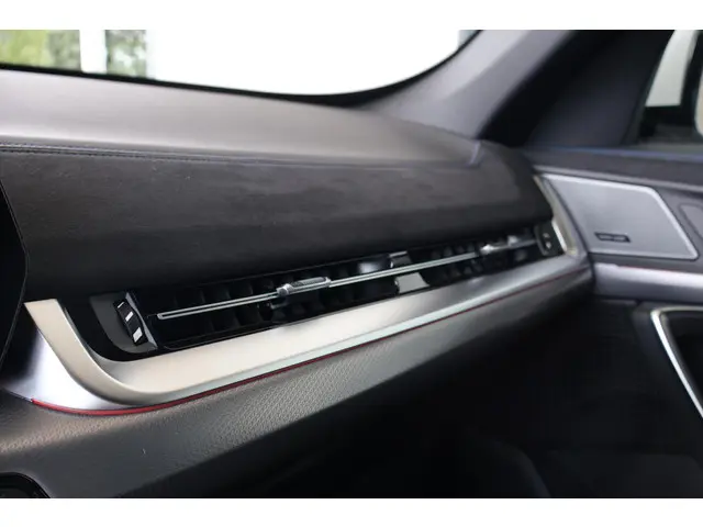 BMW X1 xDrive25e 2025 Hybride Benzine 24