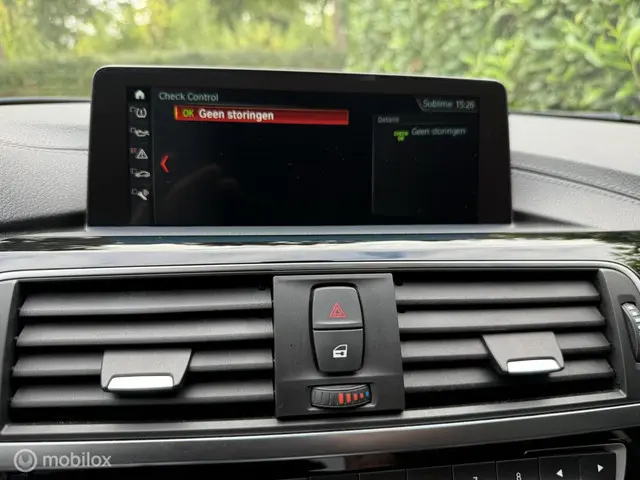 BMW 3 Serie 318i Luxury Edition 2019 2019 Benzine 18