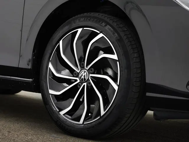 Volkswagen Golf 1.5 TSI 130pk Life 2020 Benzine 20