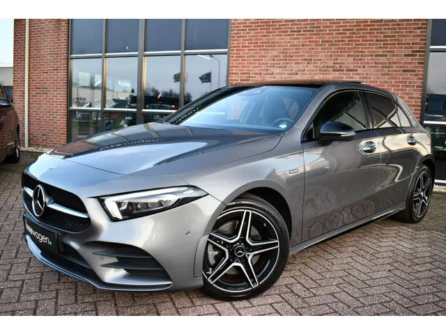 Mercedes-Benz A-Klasse 250 e AMG 2021 Hybride Benzine 64