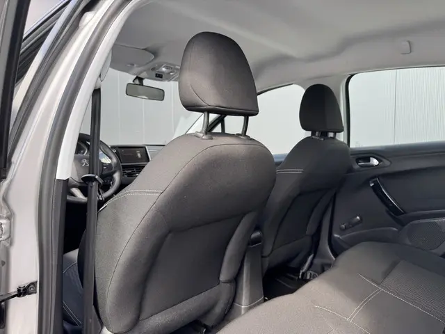 Peugeot 208 1.2 PureTech Blue Lion 2017 Benzine 12