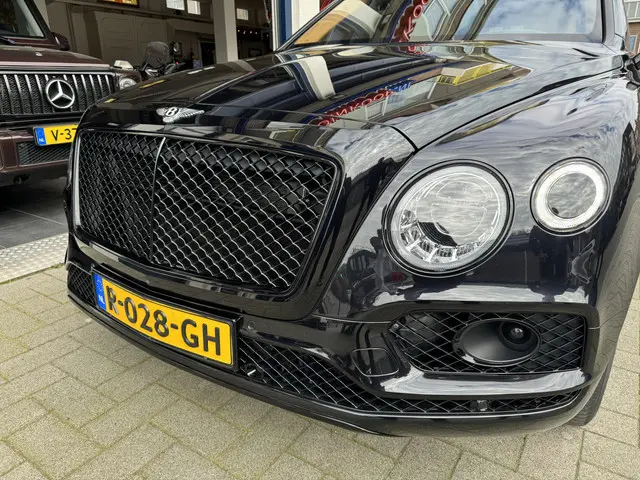 Bentley Bentayga 6.0 W12 FIRST BLACK EDITION 2016 Benzine 2