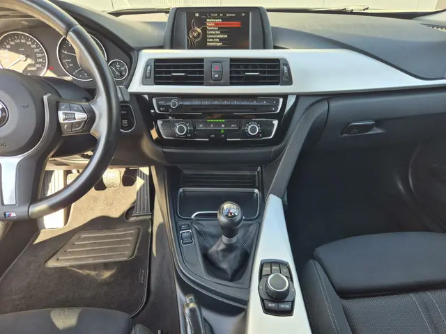 BMW 3 Serie Touring M Sport Pakket / Na 318i 2017 Benzine 18