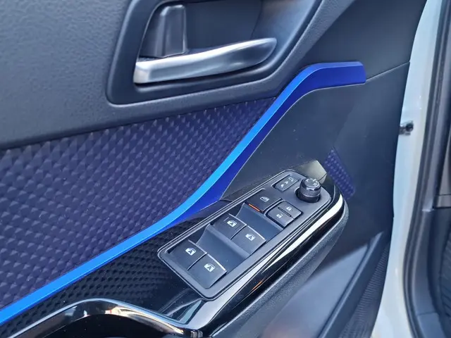 Toyota C-HR 1.8 Hybrid Bi-Tone 2017 Hybride Benzine 18