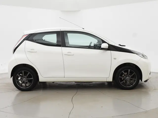 Toyota Aygo 1.0 VVT-i X-PLAY 5-DEURS 2015 Benzine 12
