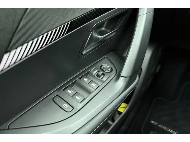 Peugeot 2008 1.2 Hybrid 136 Allure 2024 Hybride Benzine 17