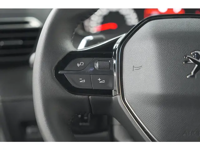 Peugeot 2008 PureTech 130 EAT8 Allure 2023 Benzine 30