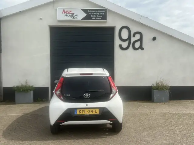 Toyota Aygo 1.0 VVT-i x-play 2021 Benzine 2