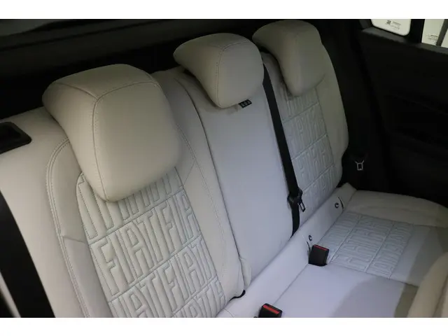 Fiat 600 1.2 Hybrid La Prima 2024 Benzine 16