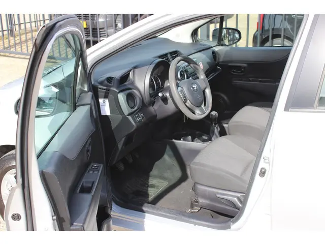 Toyota Yaris 1.0 VVT-i Aspiration, Airco! 2013 Benzine 3