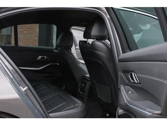 BMW 3 Serie 330i High Executive Edition 2019 Benzine 19