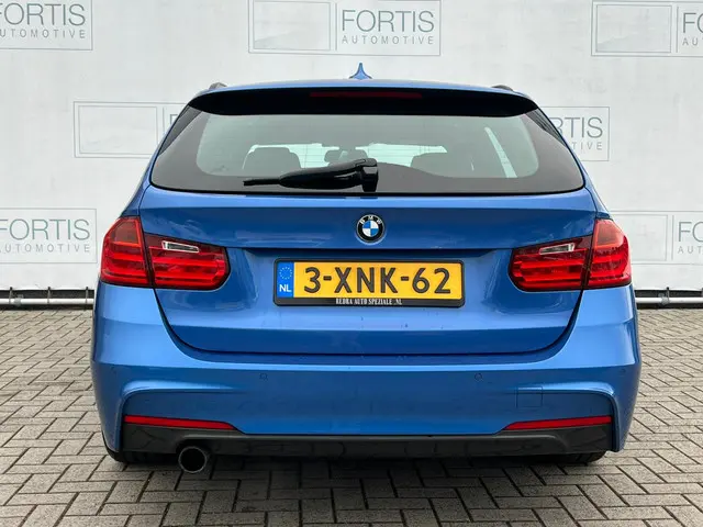 BMW 3 Serie Touring 320i Executive 2014 Benzine 15
