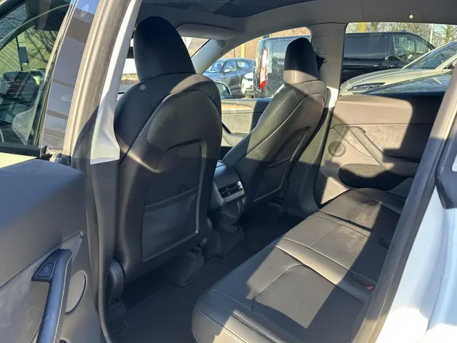 Tesla Model Y Long Range AWD 75 kWh 2023 Elektrisch 15