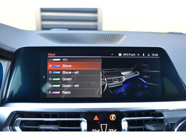 BMW 3 Serie Touring 320i Business Edition 2022 Benzine 24