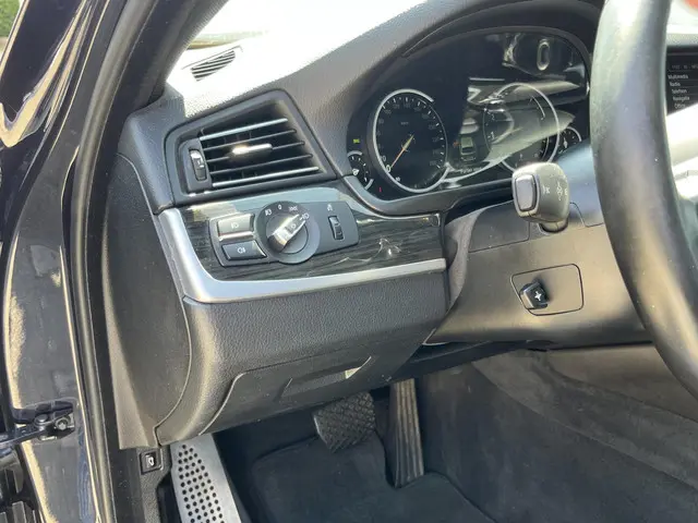 BMW 5 Serie Touring 520i High Executive 2015 Benzine 80