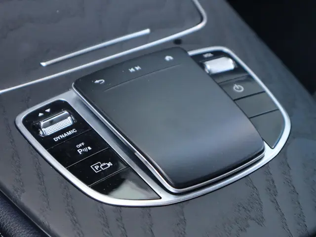 Mercedes-Benz E-Klasse 300 e 2020 Hybride Benzine 34