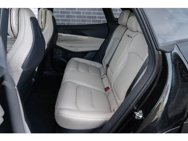 Lynk & Co 08 1.5 More 2026 Hybride Benzine 27