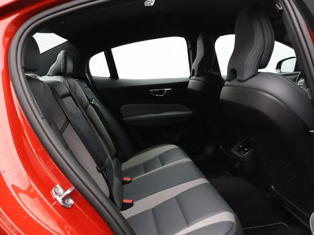 Volvo S60 2.0 B3 R-Design 2020 Benzine 10