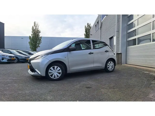 Toyota Aygo 1.0 VVT-i x-now*Airco*Cv*Trekhaak* 2017 Benzine 3