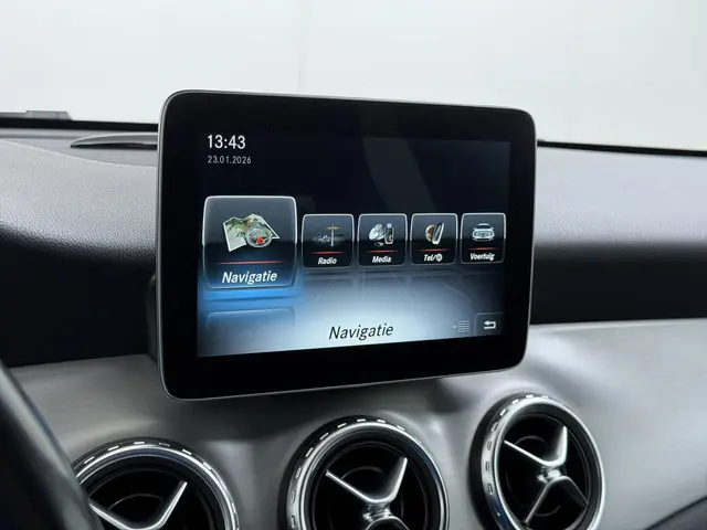 Mercedes-Benz GLA 180 AMG line 2016 Benzine 24