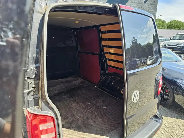 Volkswagen Transporter 2.0 TDI L1H2 Highline 2018 Diesel 17