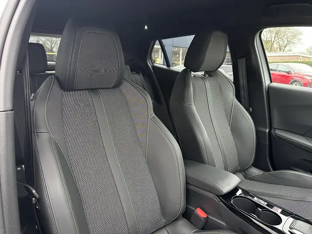 Peugeot 2008 1.2 Hybrid 145 PK GT 2025 Hybride Benzine 42