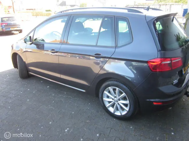 Volkswagen Golf Sportsvan 1.4 TSI Lounge DSG 2015 Benzine 2