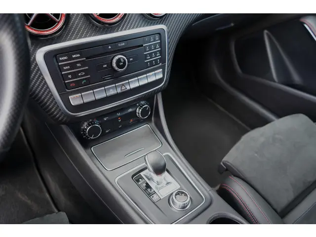 Mercedes-Benz A-Klasse AMG 45 4MATIC 2016 Benzine 24