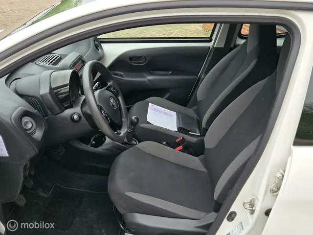 Toyota Aygo 1.0 VVT-i x, airco, 5drs 2017 Benzine 16