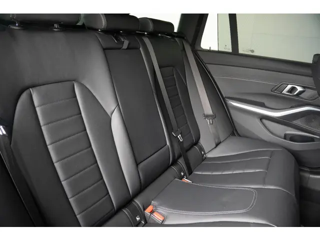 BMW 3 Serie Touring 318i 2024 Benzine 10