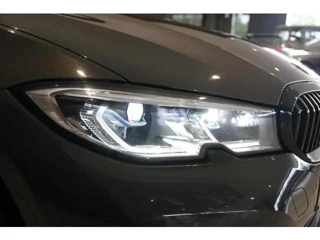 BMW 3 Serie 318i High Executive 2021 Benzine 17