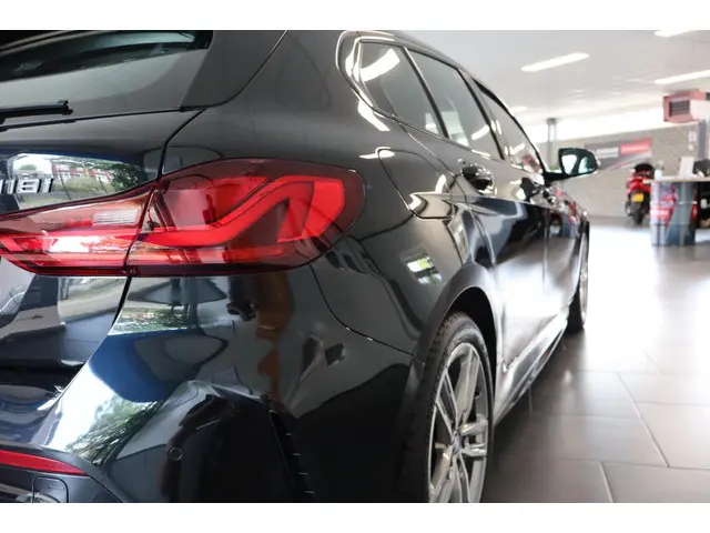 BMW 1 Serie 118i Business Edition 2021 Benzine 11
