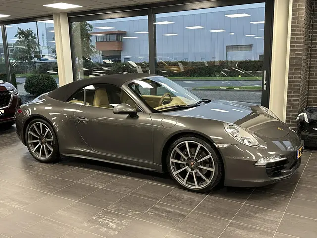 Porsche 911 Cabrio 3.4 Carrera 4 2013 Benzine 68