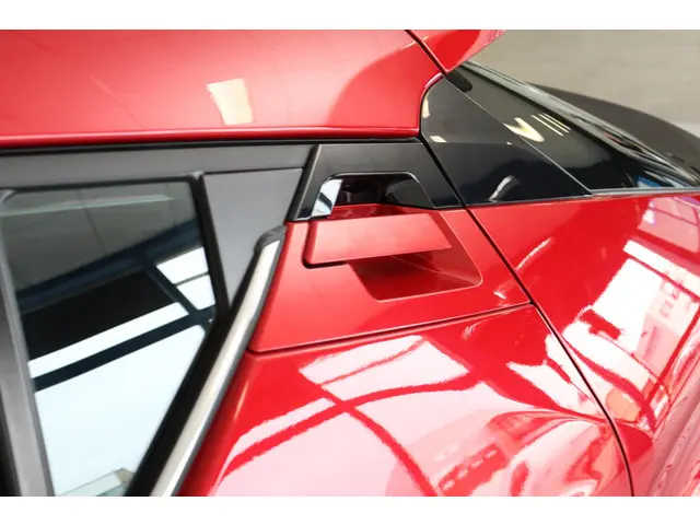 Toyota C-HR 1.8 Hybrid Dynamic, 2023 Hybride Benzine 32