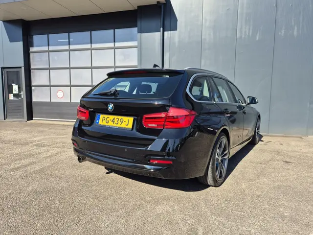 BMW 3 Serie Touring M Sport Pakket / Na 318i 2017 Benzine 3