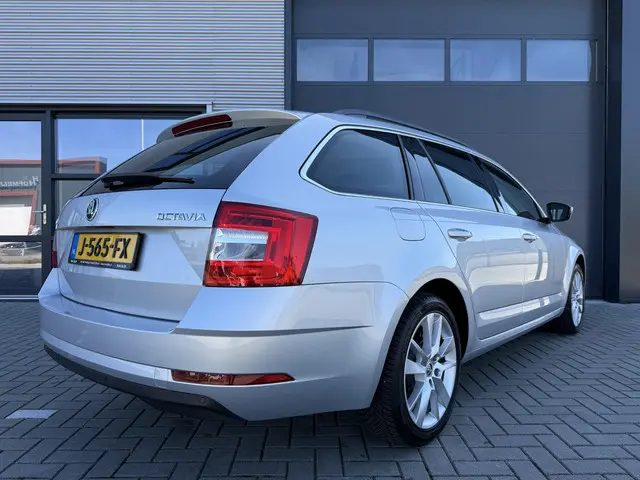 Škoda Octavia Combi 1.5 TSI Gr. BNS Edition 2020 Benzine 32