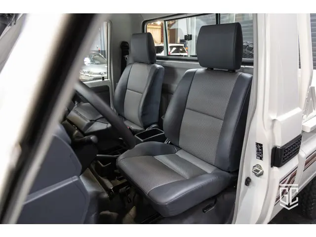 Toyota Land Cruiser GRJ79 Single Cab M/T 2024 Benzine 7