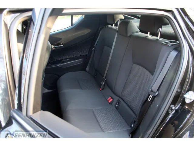 Toyota C-HR 1.8 Hybrid Dynamic 2023 Hybride Benzine 13