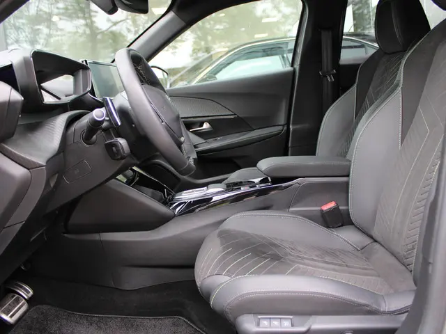 Peugeot 2008 1.2 Hybrid 145 GT 2026 Hybride Benzine 6