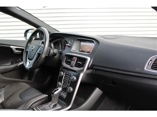 Volvo V40 T3 Automaat Polar+ Sport R-Design 2019 Benzine 16